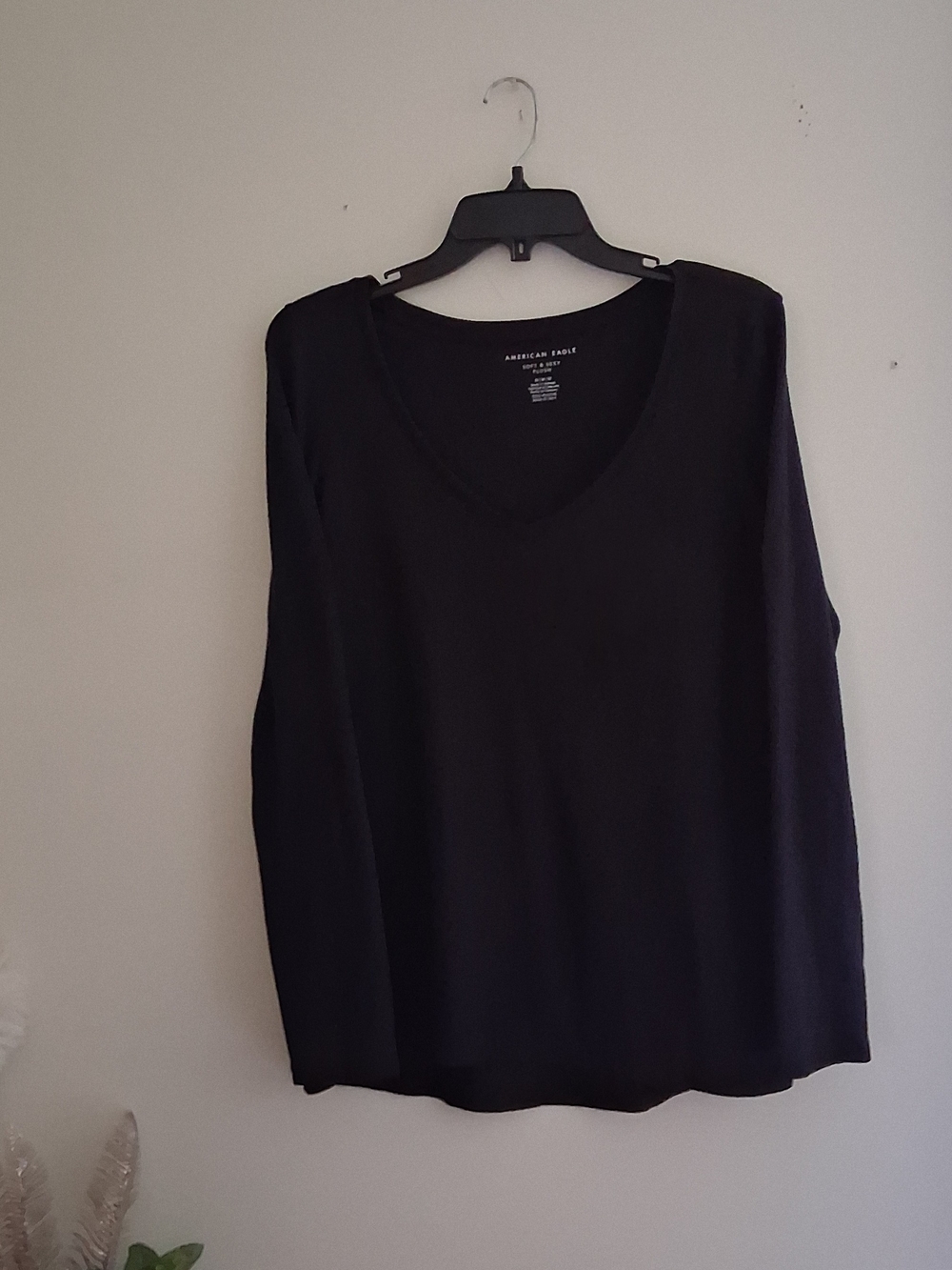 American Eagle Outfitters Women’s Black V-Neck Long Sleeve Tee